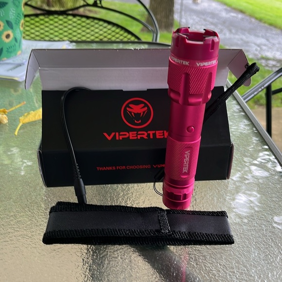 Vipertek FlashlightLED/Taser - Picture 3 of 3